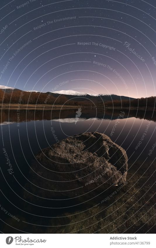 Nachtlandschaft mit See und Sternenhimmel Berge u. Gebirge Felsen Landschaft Schnee wild dunkel Himmel Natur malerisch ruhig Stein Umwelt majestätisch extrem