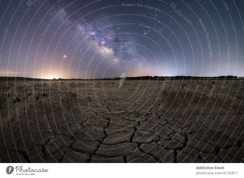 Trockene Wüste in sternenklarer Nacht Himmel Stern Milchstrasse Dürre wüst Natur Oberfläche trocknen Riss Landschaft Tourismus reisen weltweit warm trocken