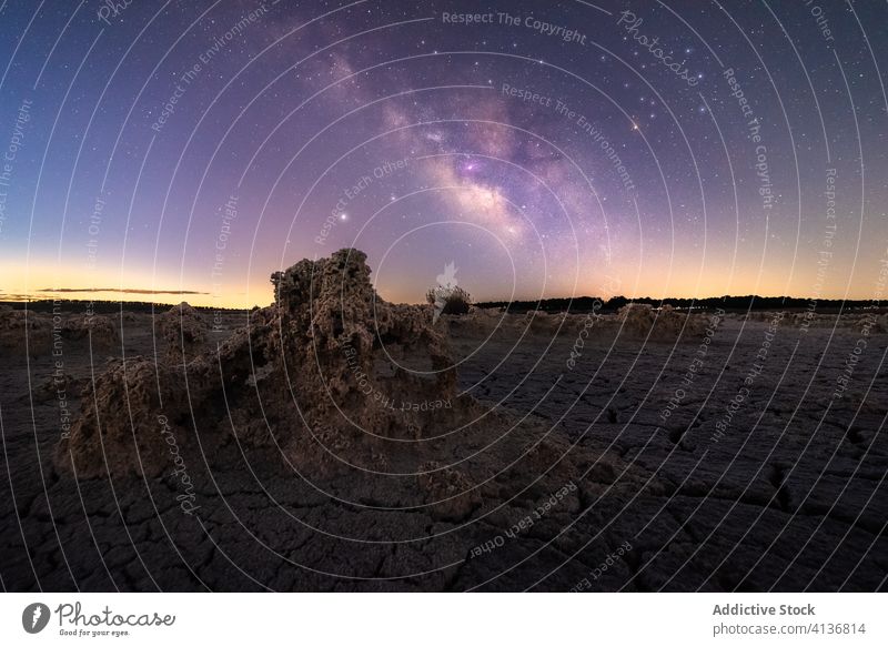 Malerisches felsiges Gelände bei sternenklarer Nacht Felsen Milchstrasse Landschaft vulkanisch porig malerisch Himmel dunkel Abend Stein Stern Galaxie Weltall