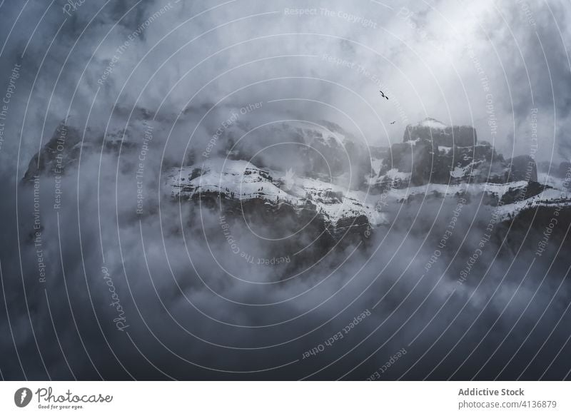Berge im Winter mit Schnee und Nebel bedeckt Berge u. Gebirge Landschaft atemberaubend Dunst spektakulär idyllisch Natur malerisch Klima Ambitus trist ruhig