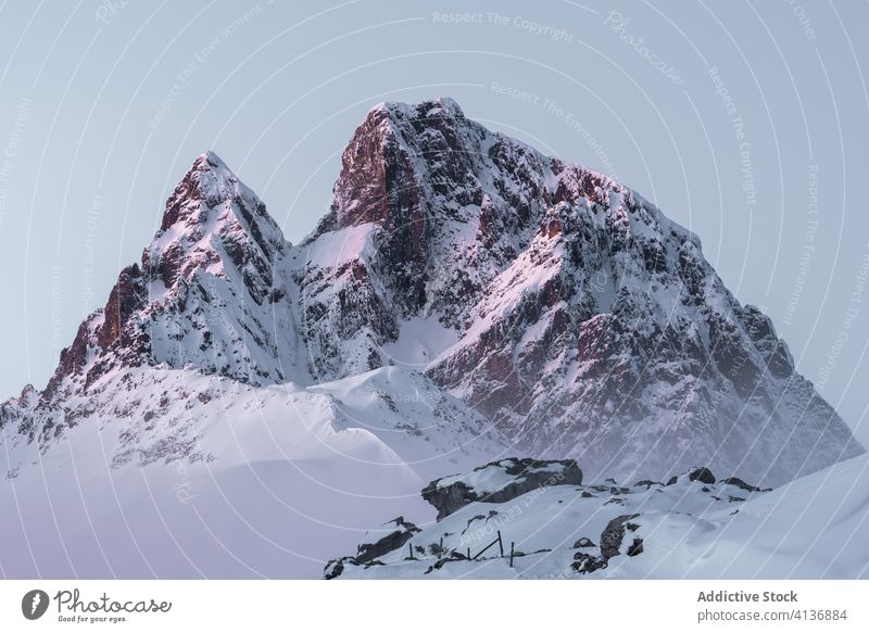 Berg mit Schnee im Winter bedeckt Berge u. Gebirge Landschaft atemberaubend spektakulär idyllisch Natur Nebel malerisch ruhig Kamm Oberfläche Schönheit