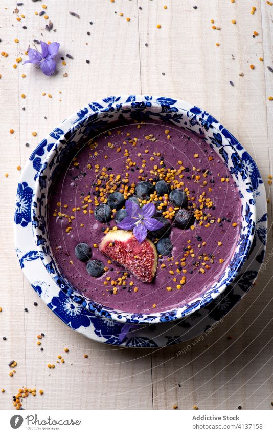 Acai-Schale mit Beeren und Samen acai Schalen & Schüsseln Supernahrung gesunde Ernährung Veganer Frucht Frühstück organisch natürlich frisch lecker Mahlzeit