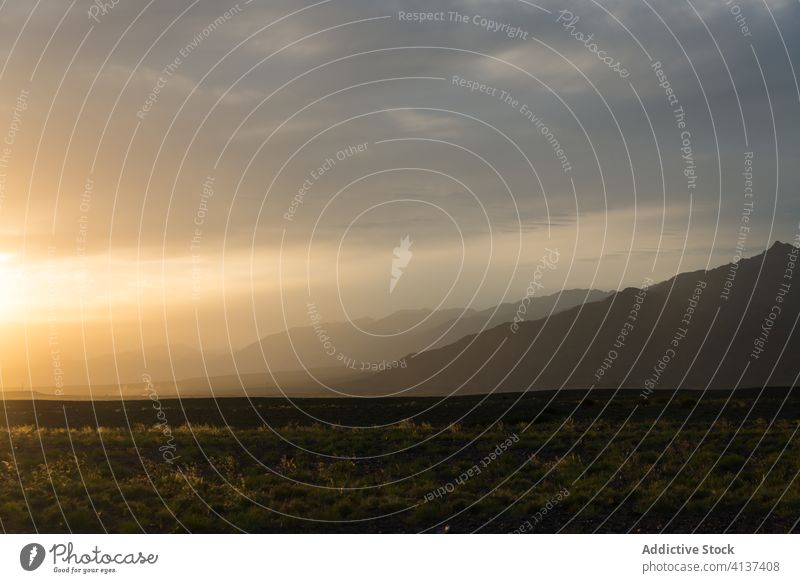 Erstaunlicher Sonnenuntergang im Hochland im Sommer Berge u. Gebirge atemberaubend Landschaft Silhouette Cloud Natur balikun China idyllisch Sonnenlicht Abend