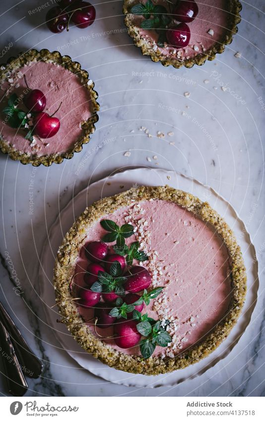 Kirschkuchen auf einem Teller auf dem Tisch Kuchen kulinarisch dekorierend lecker Dessert Detail Nahrung Frucht selbstgemacht Pasteten Stillleben süß