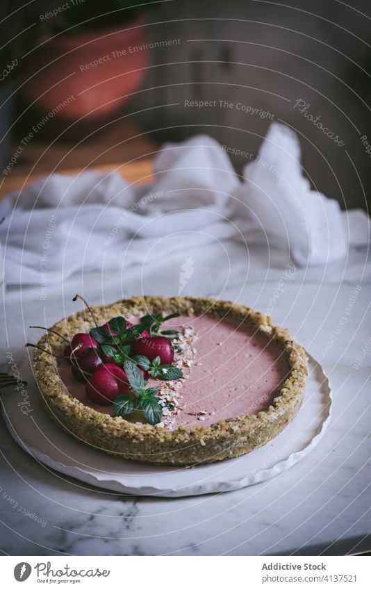 Kirschkuchen auf einem Teller auf dem Tisch Kuchen kulinarisch dekorierend lecker Dessert Detail Nahrung Frucht selbstgemacht Pasteten Stillleben süß