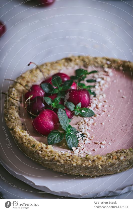 Kirschkuchen auf einem Teller auf dem Tisch Kuchen kulinarisch dekorierend lecker Dessert Detail Nahrung Frucht selbstgemacht Pasteten Stillleben süß