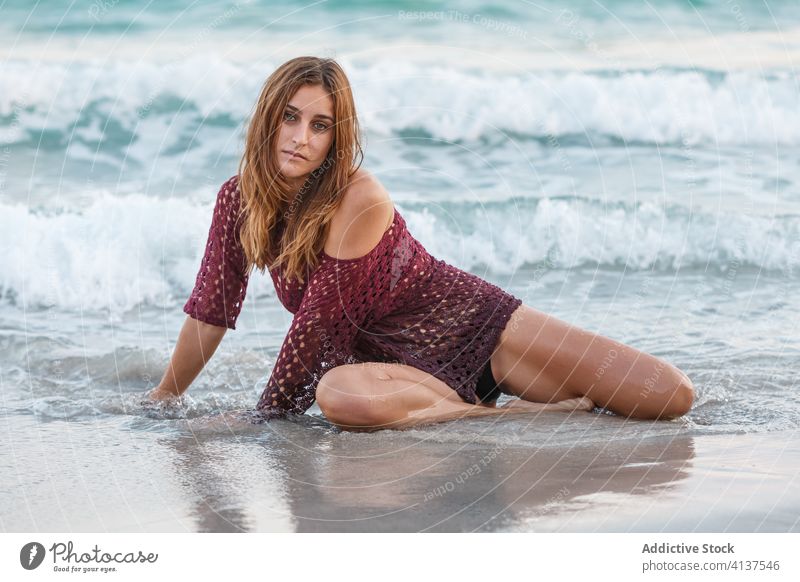 Sinnliche Frau im Wasser am Meer MEER genießen Seeküste Urlaub Bikini Kleid sinnlich ruhig Sommer seicht gestrickt sich[Akk] entspannen sitzen Strand Resort