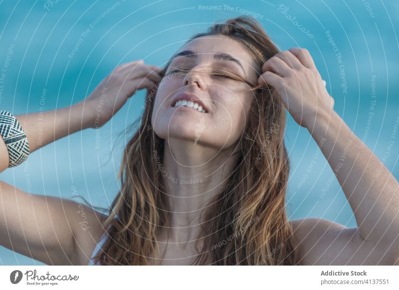 Zärtliche Frau in weißem Kleid am Meeresufer im Sommer MEER Urlaub Angebot Strand Meereslandschaft Feiertag genießen Gelassenheit türkis Wasser sonnig Wetter