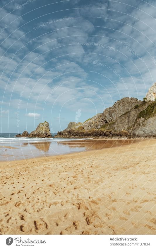 Sand Meer Strand in der Nähe von Felsen unter bewölktem Himmel MEER Fußspur Uferlinie Meereslandschaft malerisch friedlich spektakulär Harmonie idyllisch