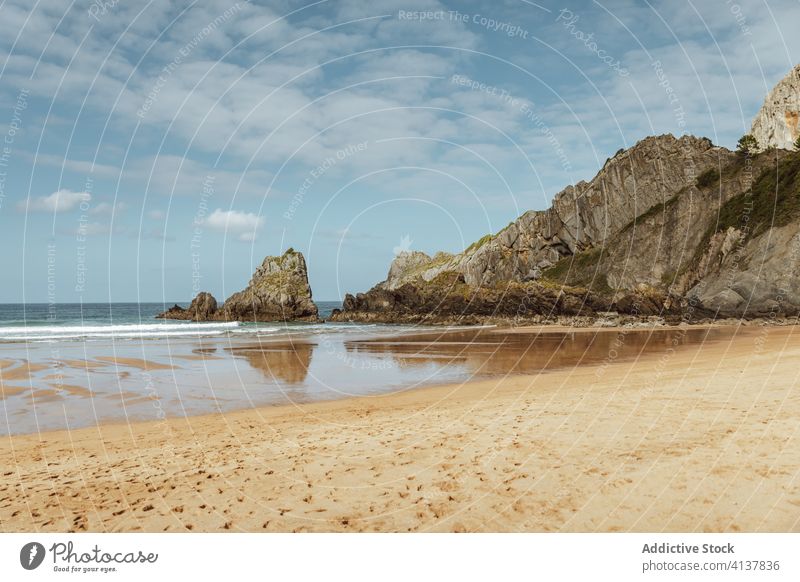 Sand Meer Strand in der Nähe von Felsen unter bewölktem Himmel MEER Fußspur Uferlinie Meereslandschaft malerisch friedlich spektakulär Harmonie idyllisch