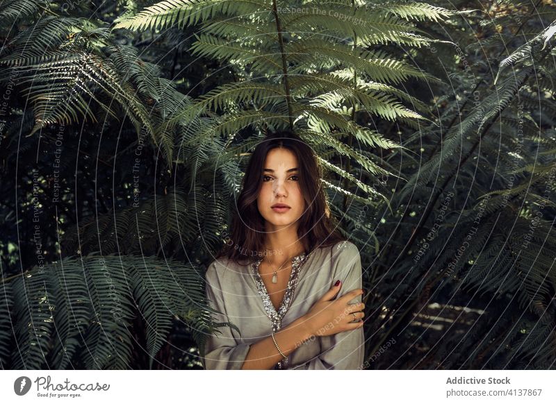 Zärtliche Frau im grünen Garten Angebot sanft Park Schatten Baum Blatt Sommer ruhig sonnig Gelassenheit Natur Outfit sich[Akk] entspannen Windstille Sonnenlicht