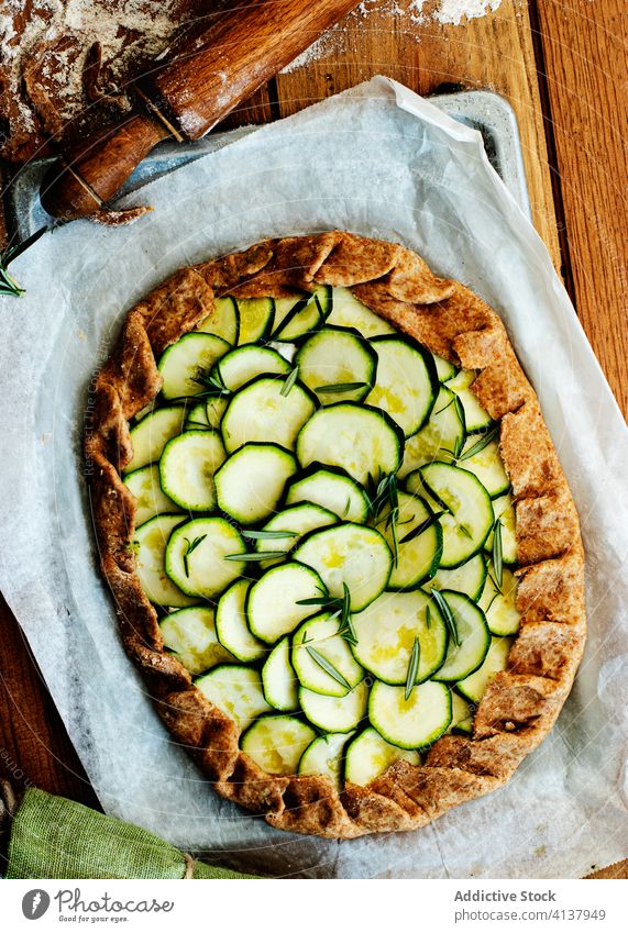 Zucchini-Galette auf Holztisch Ernährungsberater geschmackvoll Brunch Schafskäse saisonbedingt Veganer Essen zubereiten Rezept Gesunde Ernährung Vorspeisen