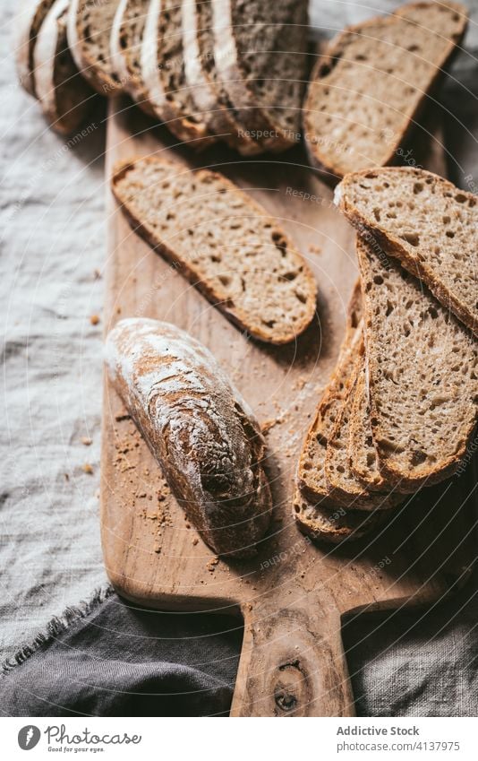 Leckeres Brot auf dem Schneidebrett lecker Küche gebacken frisch Spielfigur Scheibe Knusprig Ernährung selbstgemacht geschmackvoll hölzern kulinarisch rustikal