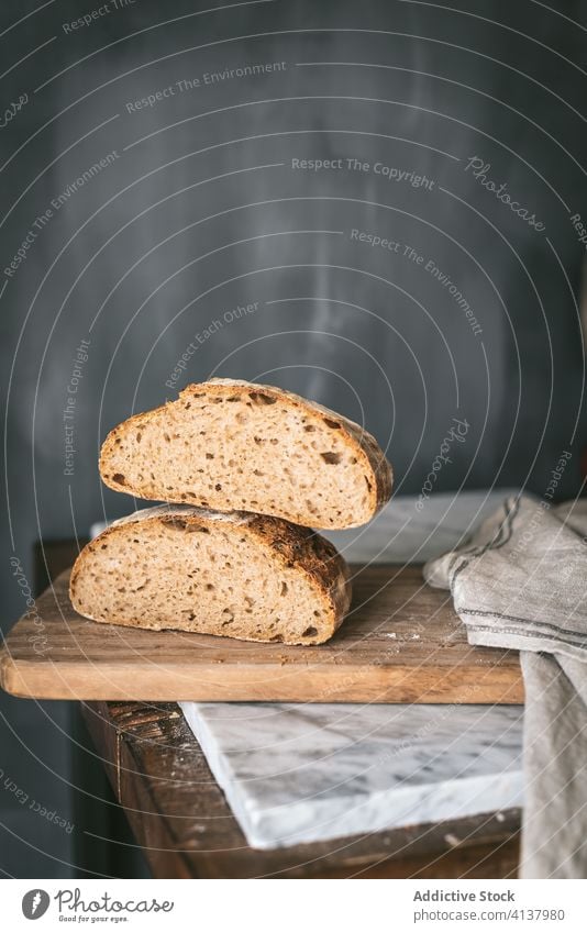 Frisch gebackener Bart in der Küche lecker Brot selbstgemacht Brotlaib frisch geschmackvoll Bäckerei Hälfte Feinschmecker Ernährung Stoff Tisch Spielfigur