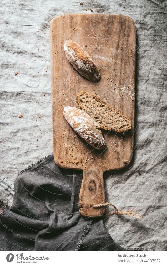 Leckeres Brot auf dem Schneidebrett lecker Küche gebacken frisch Spielfigur Scheibe Knusprig Ernährung selbstgemacht geschmackvoll hölzern kulinarisch rustikal