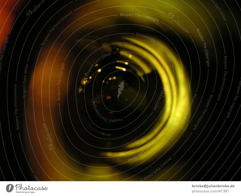 zu tief in die Flasche schau´n Bier Einblick Goldfolie grün Alkohol Glas gold