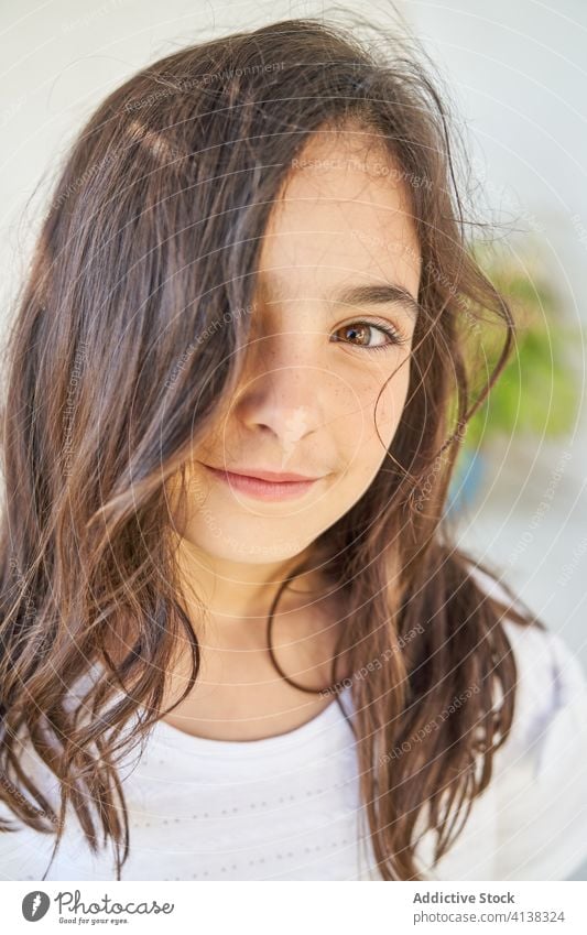 Glückliches kleines Mädchen lächelt in die Kamera Lächeln lässig positiv Kind Porträt heiter sich[Akk] entspannen ruhen sitzen froh niedlich wenig charmant Frau