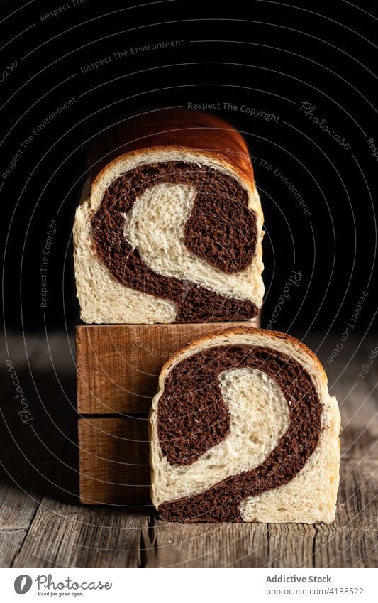 Stückchen süßes Brot auf dem Tisch selbstgemacht Schokolade Banane lecker Bäckerei gebacken Geschmack Spielfigur hölzern Küche Gebäck Feinschmecker Mahlzeit