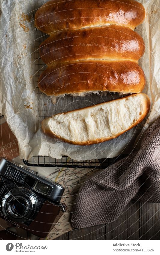 Frische Hot-Dog-Brötchen Hotdog rollen gebacken frisch Backpapier Backblech Küche lecker selbstgemacht Mahlzeit Feinschmecker organisch kulinarisch Ernährung