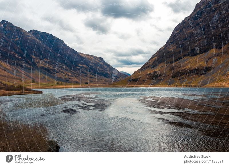 Bewölkter Himmel und Berg spiegeln sich im See Berge u. Gebirge Reflexion & Spiegelung Landschaft Windstille Gipfel Natur Schottland Hochland Glen Coe Wasser