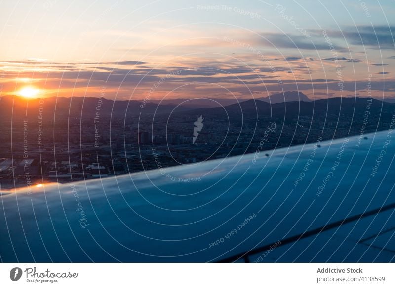 Flugzeugflügel und Wolken im Sonnenuntergangslicht Flügel Cloud Fliege Himmel Fluggerät reisen Tourismus Ausflug Sonnenlicht Ebene Verkehr Reise Luftverkehr Air