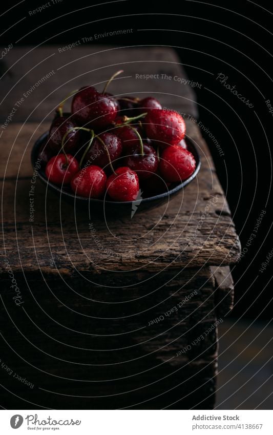 Schale mit frischen Kirschen rot hölzern Tisch Schalen & Schüsseln Hintergrund Gesundheit Sommer süß reif Frucht Beeren Lebensmittel Dessert Vegetarier