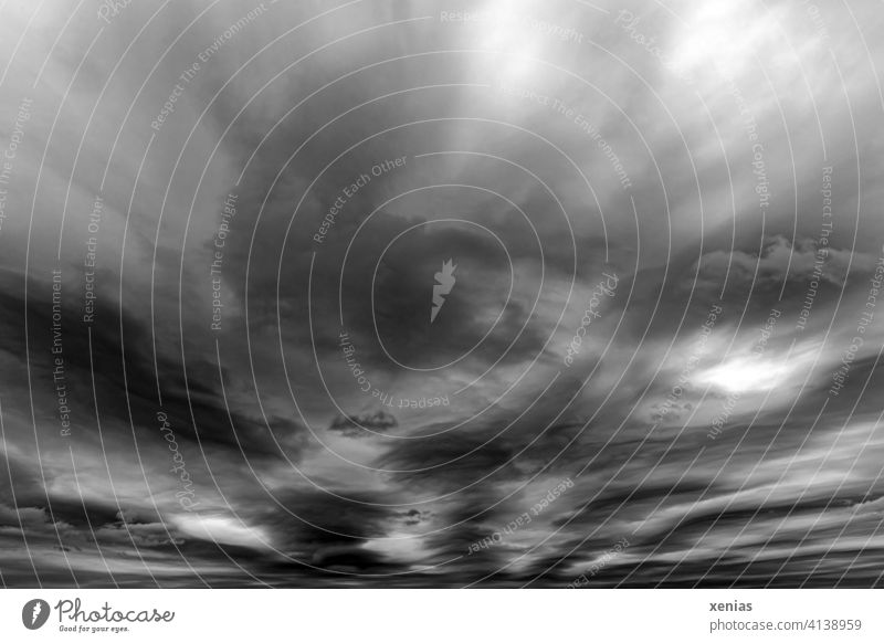 Dramatische Wolken fliegen in grauen Tönen über den Himmel so dahin Wetter Schwarzweißfoto dunkel schlechtes Wetter Wind schwarz Unwetter Umwelt bedrohlich