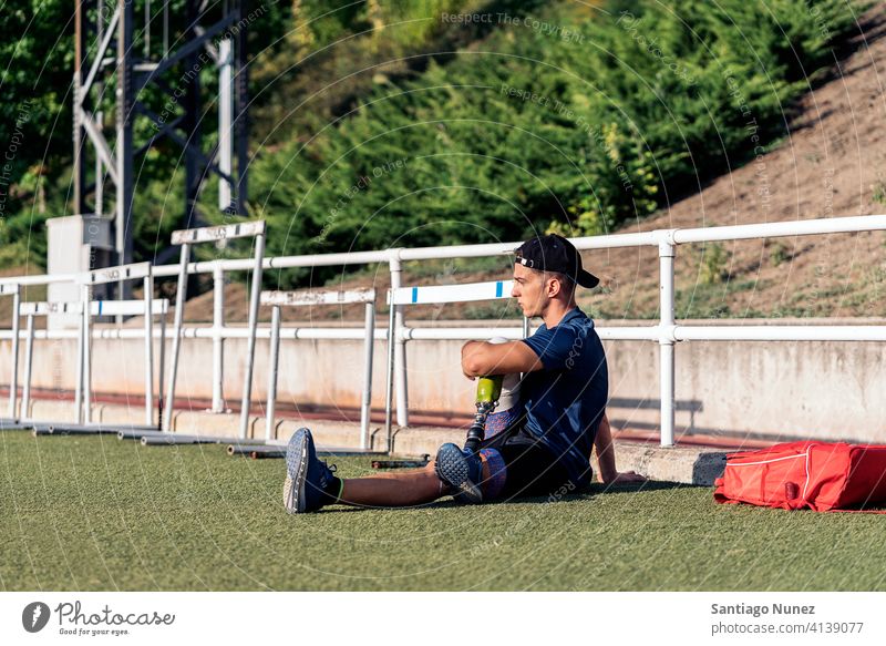 Behinderter Mann, Sportler mit Beinprothese beim Dehnen. Läufer strecken Dehnung Athlet Prothesen Prothetik Behinderung deaktiviert Amputation Amputierte