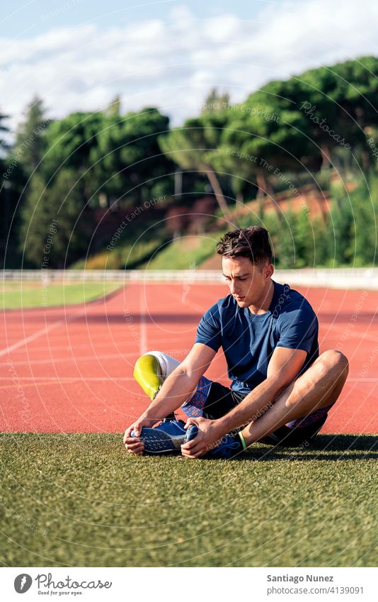 Behinderter Mann, Sportler mit Beinprothese beim Dehnen. Läufer strecken Dehnung Athlet Prothesen Prothetik Behinderung deaktiviert Amputation Amputierte