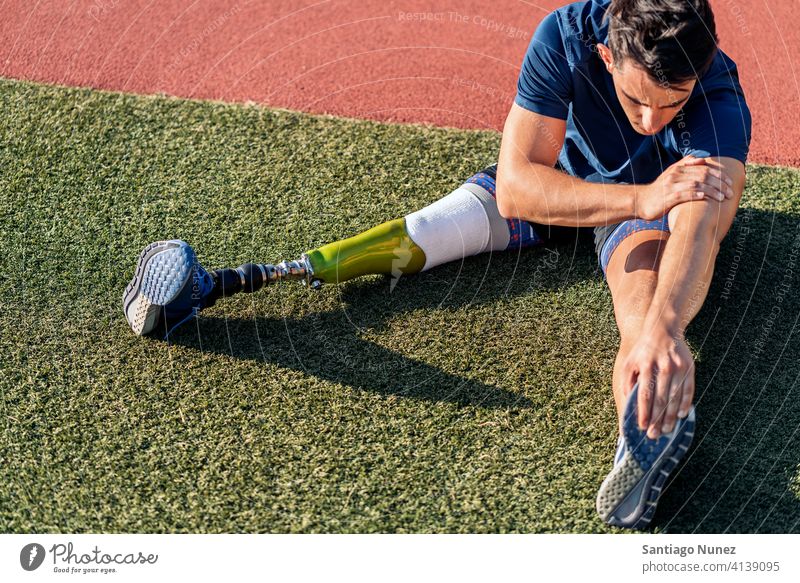 Behinderter Mann, Sportler mit Beinprothese beim Dehnen. Läufer strecken Dehnung Athlet Prothesen Prothetik Behinderung deaktiviert Amputation Amputierte