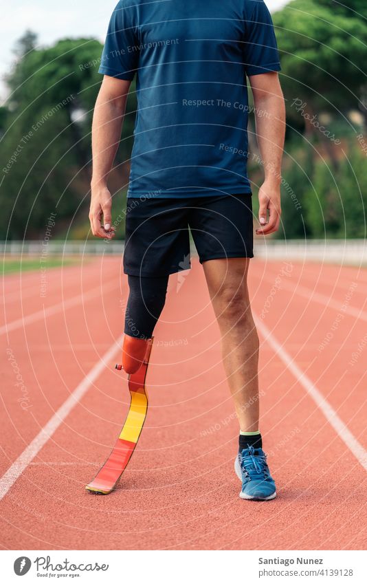 Nahaufnahme behinderter Mann Sportler mit Beinprothese. Läufer Porträt Athlet Beine Prothesen Prothetik gesichtslos unerkannt anonym Sportbekleidung Behinderung