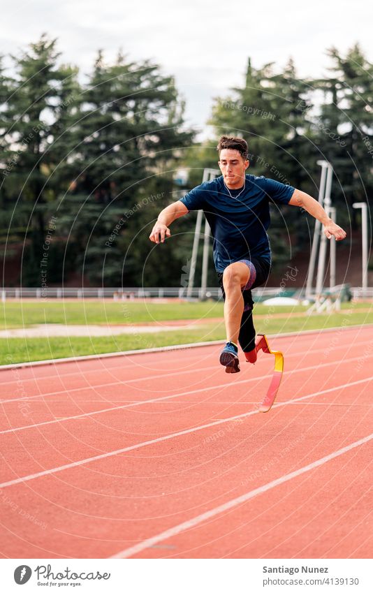 Behinderter Mann Athlet Laufen Vorderansicht rennen praktizieren laufen Läufer Sport Prothesen Prothetik Behinderung deaktiviert paralympisch Junge Amputation