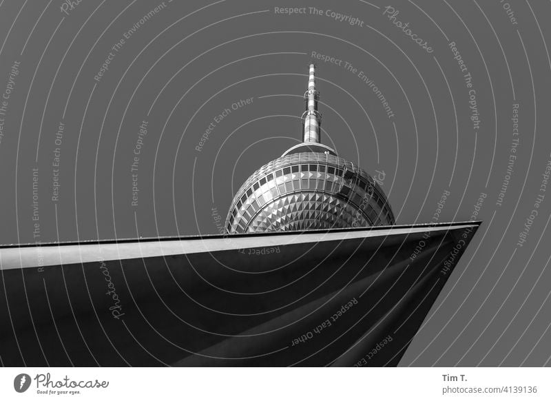 der Berliner Fernsehturm von unten Alexanderplatz Architektur Turm Wahrzeichen Hauptstadt Himmel Sehenswürdigkeit Stadtzentrum Berlin-Mitte Bauwerk Tourismus