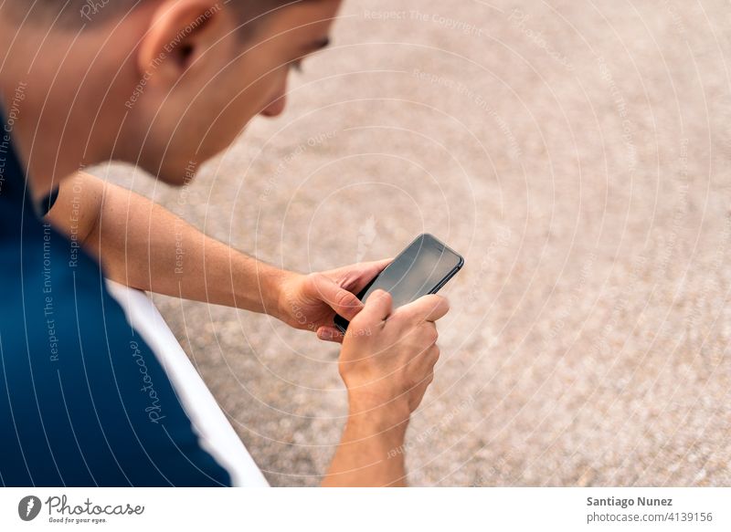 Behinderter Sportler beim Telefonieren per Telefon Mann Läufer Athlet unerkannt gesichtslos Prothesen Prothetik Behinderung deaktiviert Amputation Amputierte