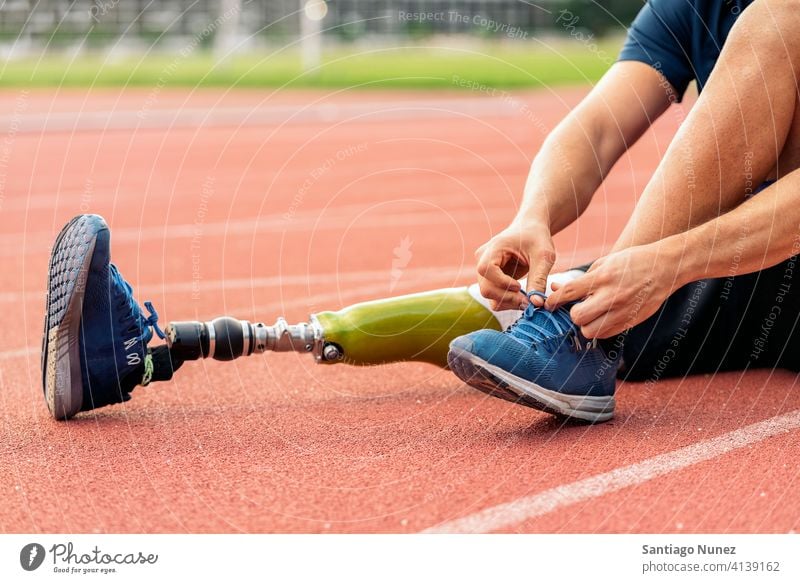 Nahaufnahme behinderter Mann Sportler mit Beinprothese. Ausbilder Läufer Porträt Athlet Beine Prothesen Prothetik gesichtslos unerkannt anonym Sportbekleidung