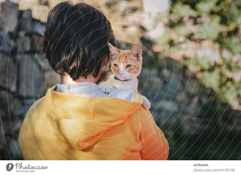 Rückenansicht eines Kindes mit Kätzchen Katzenbaby Haustier Haustiere Liebe heimisch Irrläufer heimatlos bezaubernd Menschen Kleinkind Baby verirrt im Freien