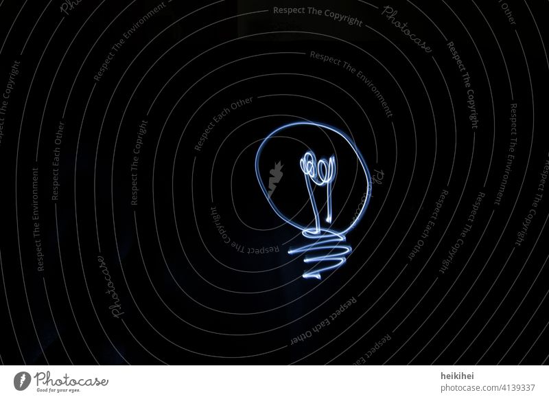 Lightpainting - Glühbirne auf schwarzem Hintergrund licht glühen Idee Einfall Erfindung smart leuchten Light Painting Zeichnung gezeichnet strahlend