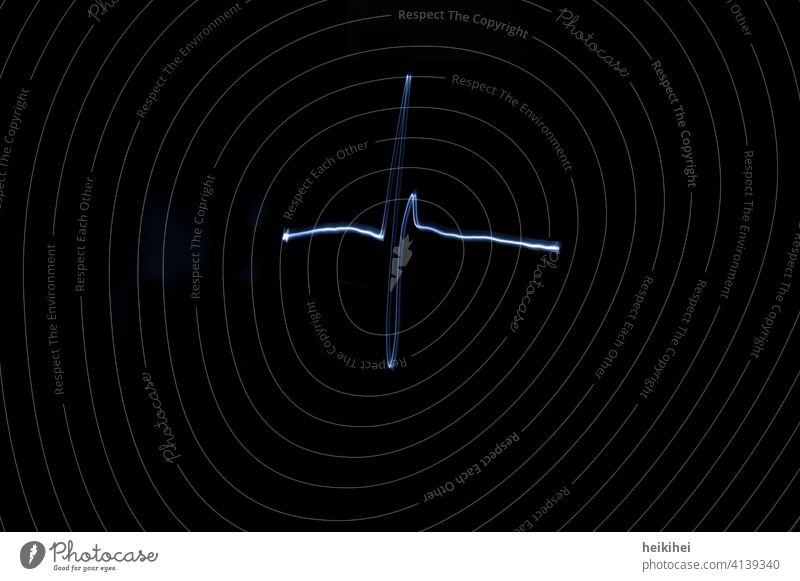 Lightpainting - Herzschlag / Herzfrequenz licht Light Painting Zeichnung gezeichnet strahlend Textfreiraum Licht Kreativität kreativ Inspiration Lampe Konzept