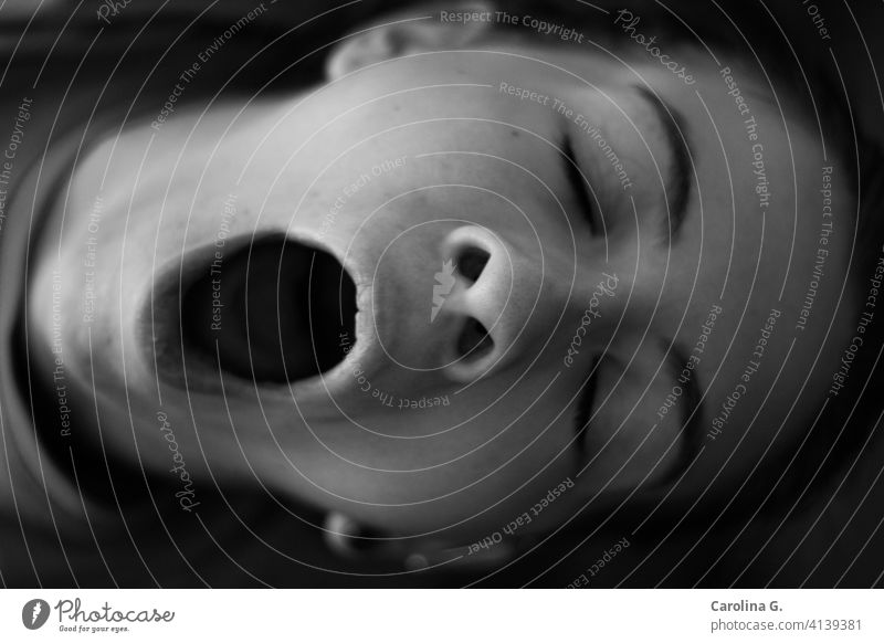 Junge Frau gähnt mit geschlossenen Augen in schwarz und weiß gähnen gähnend Langeweile schlafen schläfrig Mädchen Schwarzweißfoto Konzept Müdigkeit Porträt