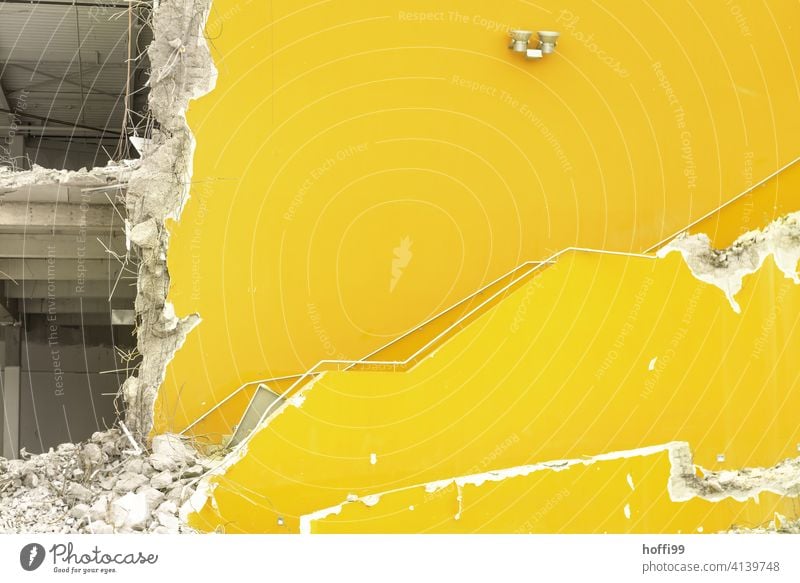 Abriss eines modernen Gebäues - das gelbe Treppenhaus ist bald weg Abrissgebäude rückbau Zerstörung kaputt Verfall Gebäude Vergänglichkeit Baustelle Stahlbeton