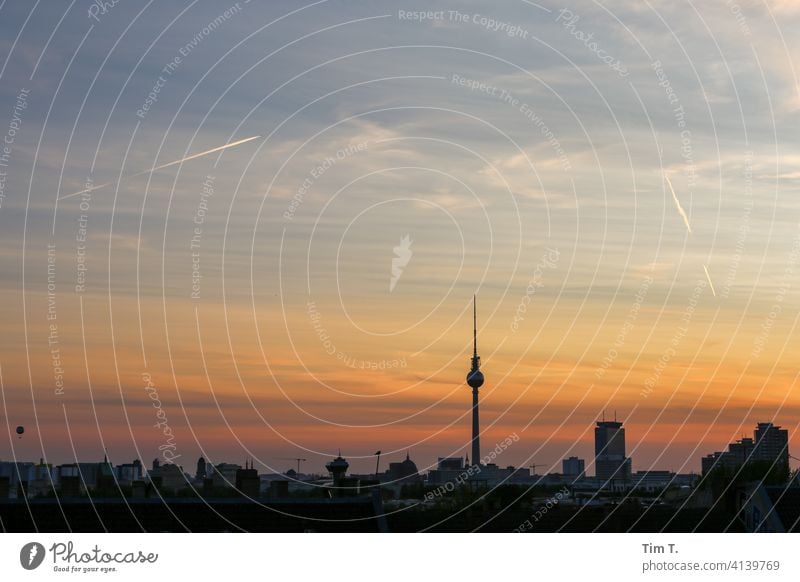 Skyline Berlin in der Dämmerung Fernsehturm Berliner Fernsehturm Hauptstadt Wahrzeichen Sehenswürdigkeit Stadtzentrum Himmel Architektur Berlin-Mitte Turm