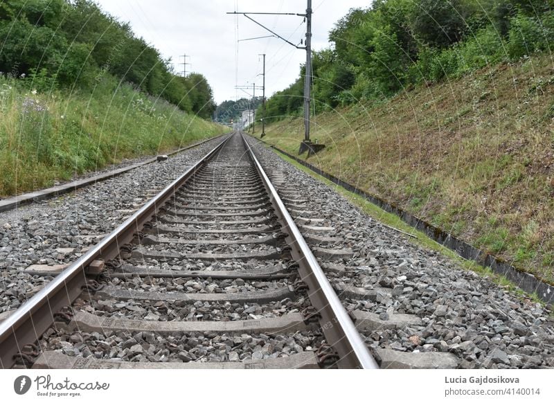 Bahngleise im Graben, gesäumt von Strommasten, die sich in die Ferne erstrecken. Hintergrund Spalte Konzept Tag Regie Entfernung entfernt elektrisch weit Kies