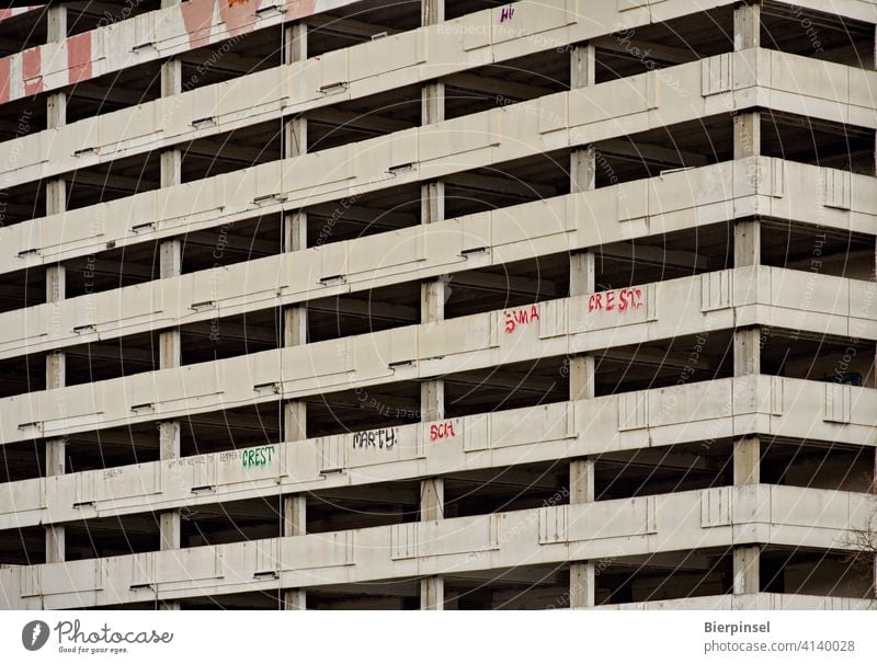 Entkerntes Haus der Statistik in Berlin; künftig Standort für Verwaltung (Rathaus Mitte), Wohnen und Kunst entkernt Beton Stadtzentrum Alexanderplatz City Ost