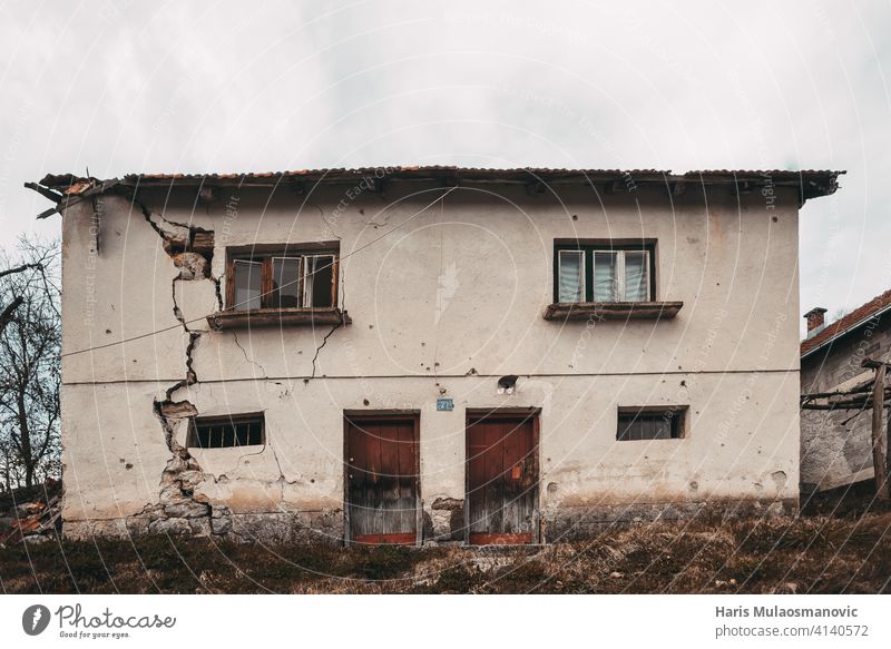 altes verfallenes Haus mit rissigen Wänden in einem europäischen Dorf antik Antiquität Architektur Hintergrund Baustein braun Gebäude Zement Großstadt