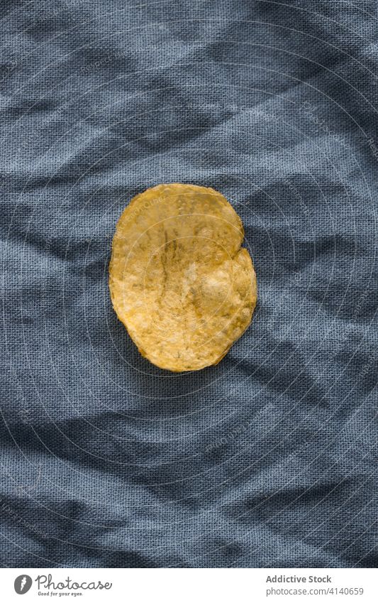 Kartoffelchip auf Serviette auf dem Tisch Chip Knusprig Snack Fastfood geschmackvoll Junk Food lecker salzig Lebensmittel Amuse-Gueule Mahlzeit appetitlich