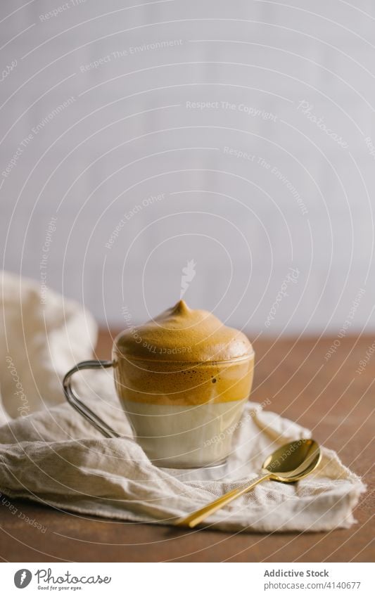 Dalgona Kaffee und Kaffeebohnen im Holztisch dalgona-kaffee gepeitscht melken geschmackvoll kalt Bohnen Erfrischung Kaffeelöffel Tisch trinken sofort hinzufügen