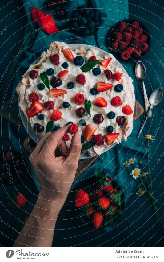 Leckere Pavlova-Torte mit frischen Beeren pavlova Kuchen Dessert Schaumgebäck süß Lebensmittel köstlich lecker sortiert mischen Erdbeeren Himbeeren Kirsche