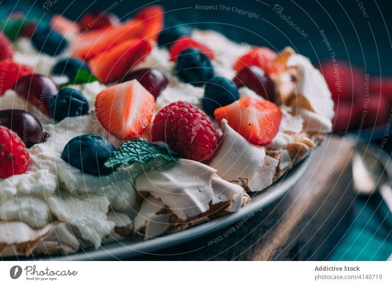 Leckere Pavlova-Torte mit frischen Beeren pavlova Kuchen Dessert Schaumgebäck süß Lebensmittel köstlich lecker sortiert mischen Erdbeeren Himbeeren Kirsche