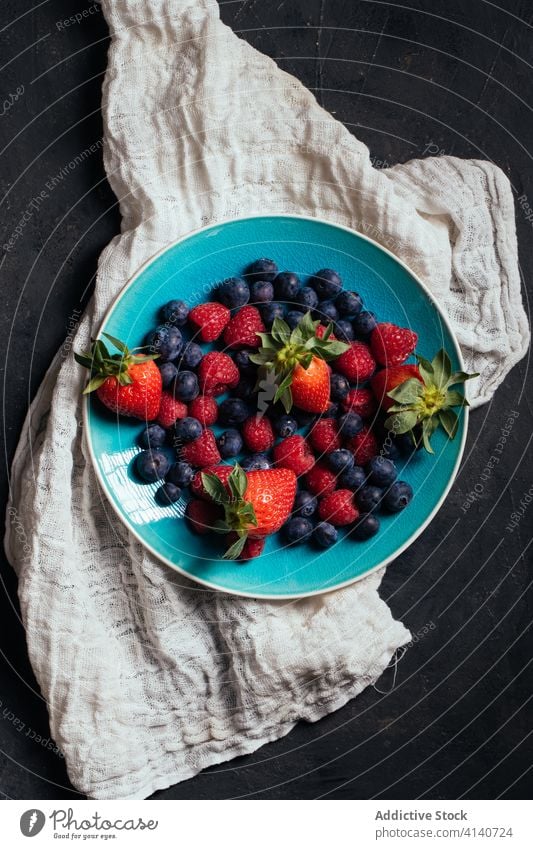 Schale mit frischen sortierten Beeren Schalen & Schüsseln Erdbeeren Himbeeren Blaubeeren reif mischen Lebensmittel natürlich lecker verschiedene süß organisch