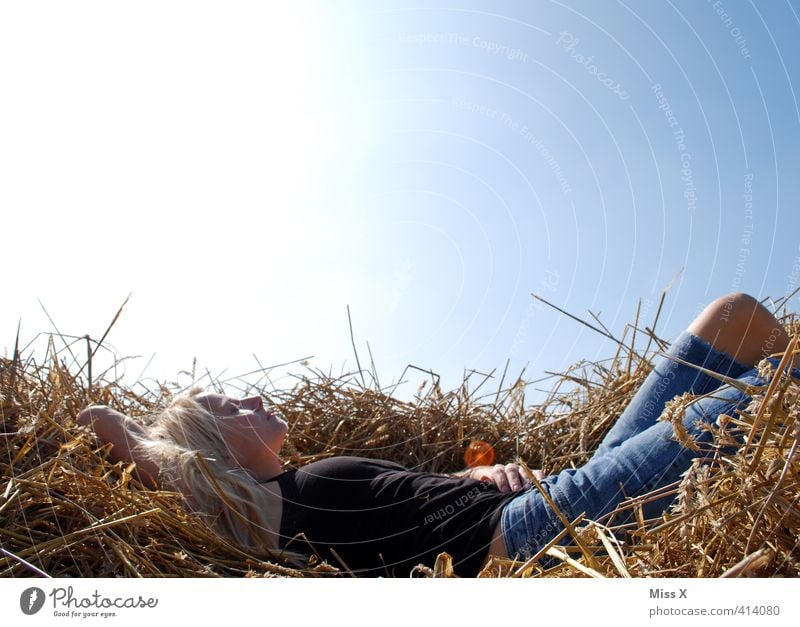 Frau im Stroh Wellness harmonisch Wohlgefühl Zufriedenheit Erholung ruhig Meditation Ausflug Freiheit Sommer Sonne Sonnenbad Mensch feminin Junge Frau